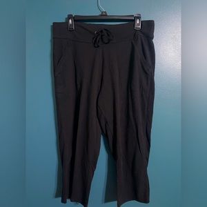 Women’s dry-tek athleisure capri pant, soft legging material with pockets size L